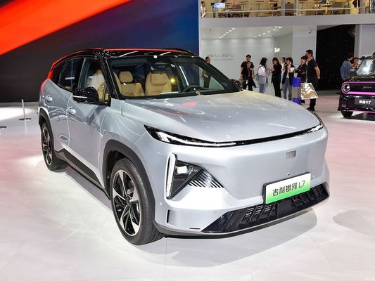 Geely Galaxy L7 ขับเคลื่อนโดยเครื่องยนต์ 1.5L และ 1.5T มีระยะทางรวม 1,370 กิโลเมตร และระยะทางไฟฟ้าเฉพาะ 115 กิโลเมตร