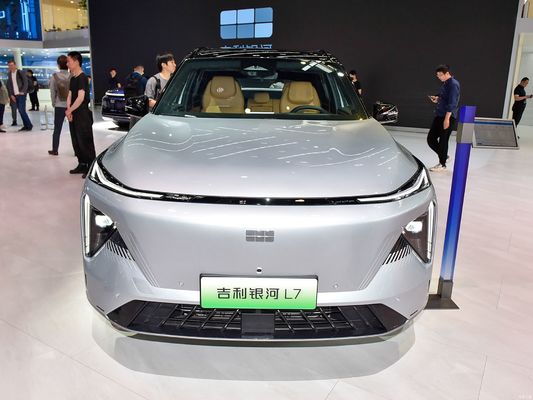 Geely Galaxy L7 ขับเคลื่อนโดยเครื่องยนต์ 1.5L และ 1.5T มีระยะทางรวม 1,370 กิโลเมตร และระยะทางไฟฟ้าเฉพาะ 115 กิโลเมตร