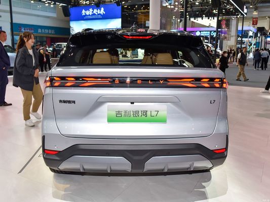 Geely Galaxy L7 ขับเคลื่อนโดยเครื่องยนต์ 1.5L และ 1.5T มีระยะทางรวม 1,370 กิโลเมตร และระยะทางไฟฟ้าเฉพาะ 115 กิโลเมตร