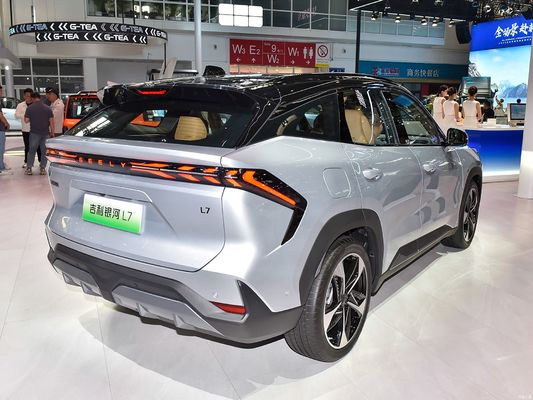 Geely Galaxy L7 ขับเคลื่อนโดยเครื่องยนต์ 1.5L และ 1.5T มีระยะทางรวม 1,370 กิโลเมตร และระยะทางไฟฟ้าเฉพาะ 115 กิโลเมตร