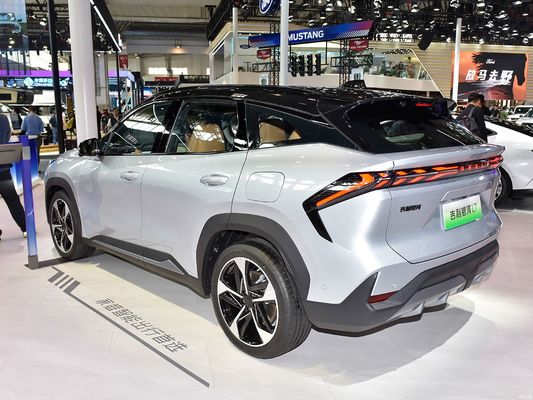 Geely Galaxy L7 ขับเคลื่อนโดยเครื่องยนต์ 1.5L และ 1.5T มีระยะทางรวม 1,370 กิโลเมตร และระยะทางไฟฟ้าเฉพาะ 115 กิโลเมตร